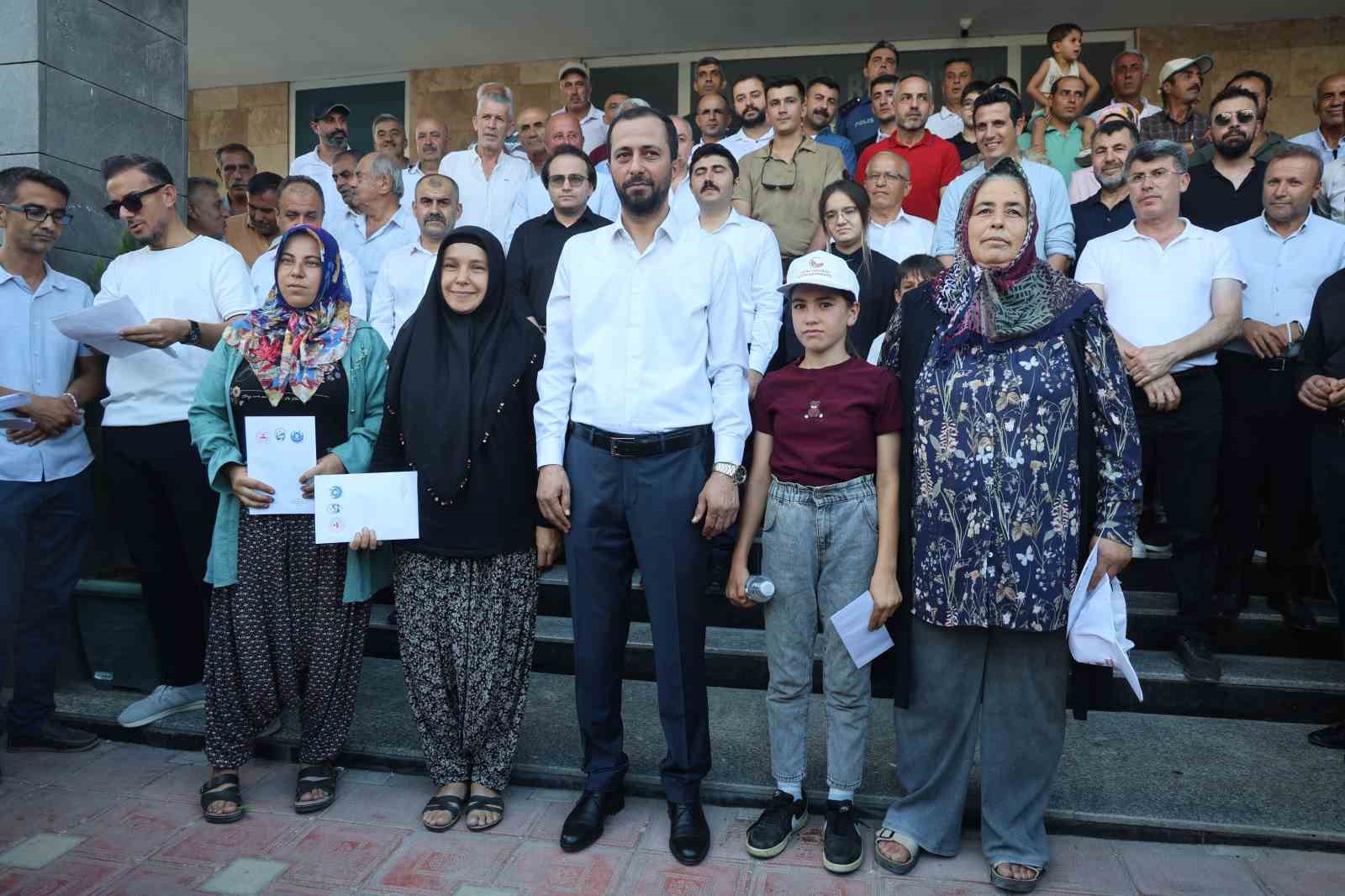 Ellerindeki iğnelerle ödülü alabilmek tütünleri dizmek için kıyasıya yarıştılar