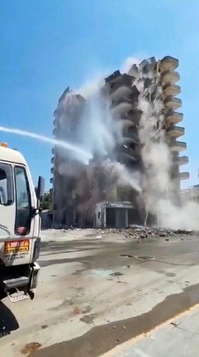 Osmaniye’de 11 katlı binanın yıkım anı cep telefonu kamerasına yansıdı