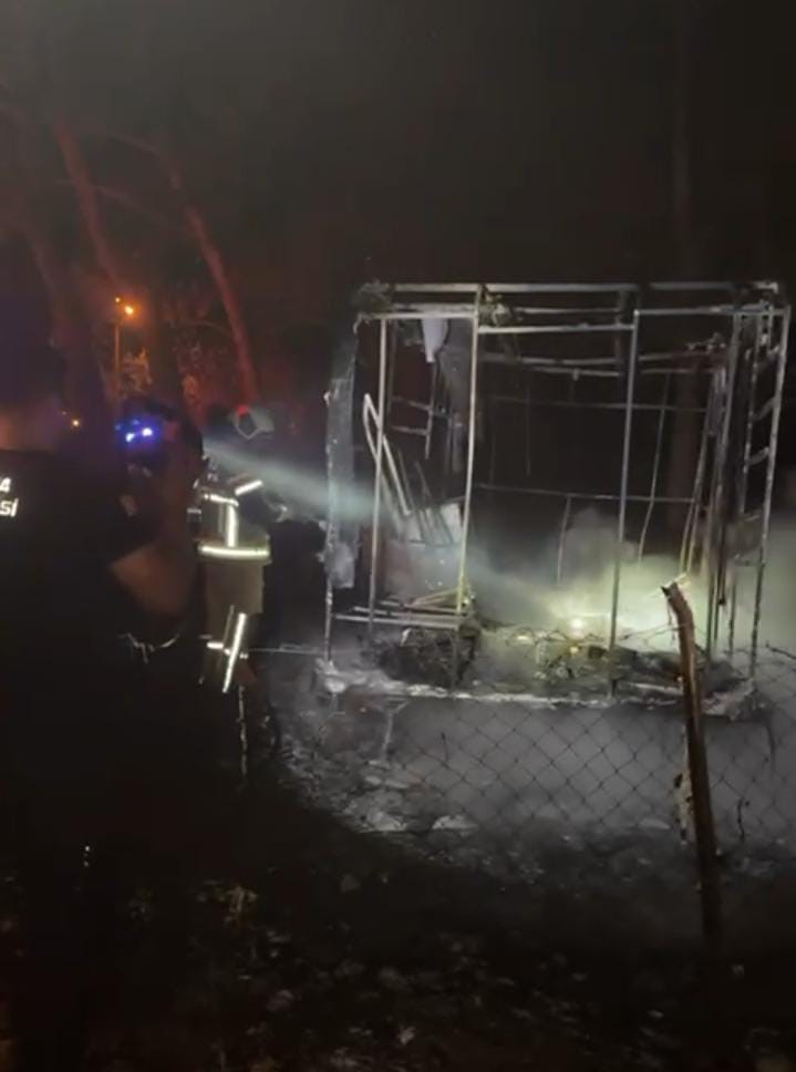 Bursa’da park halindeki karavan kül oldu