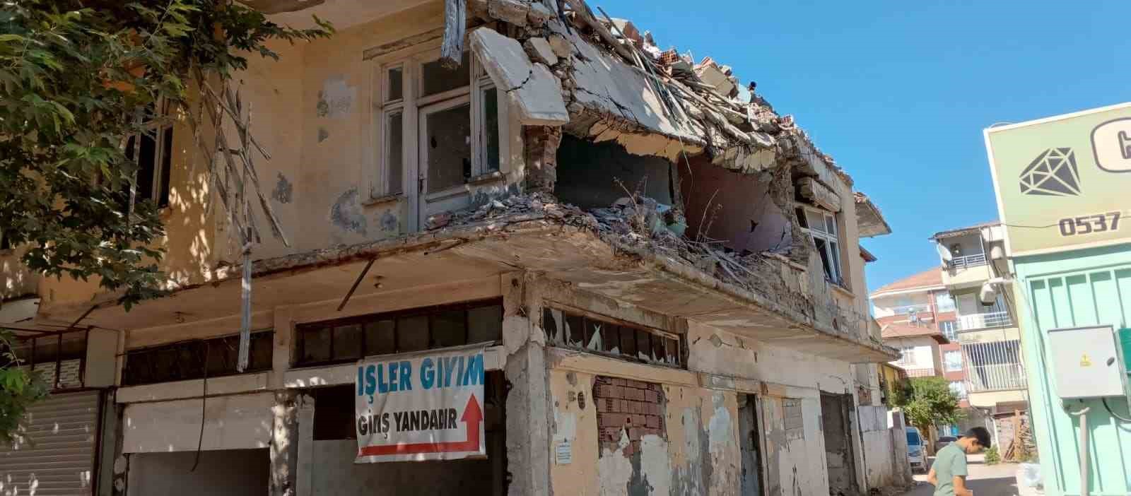 Gölbaşı’nda yıkılmayan bina tehlike saçıyor