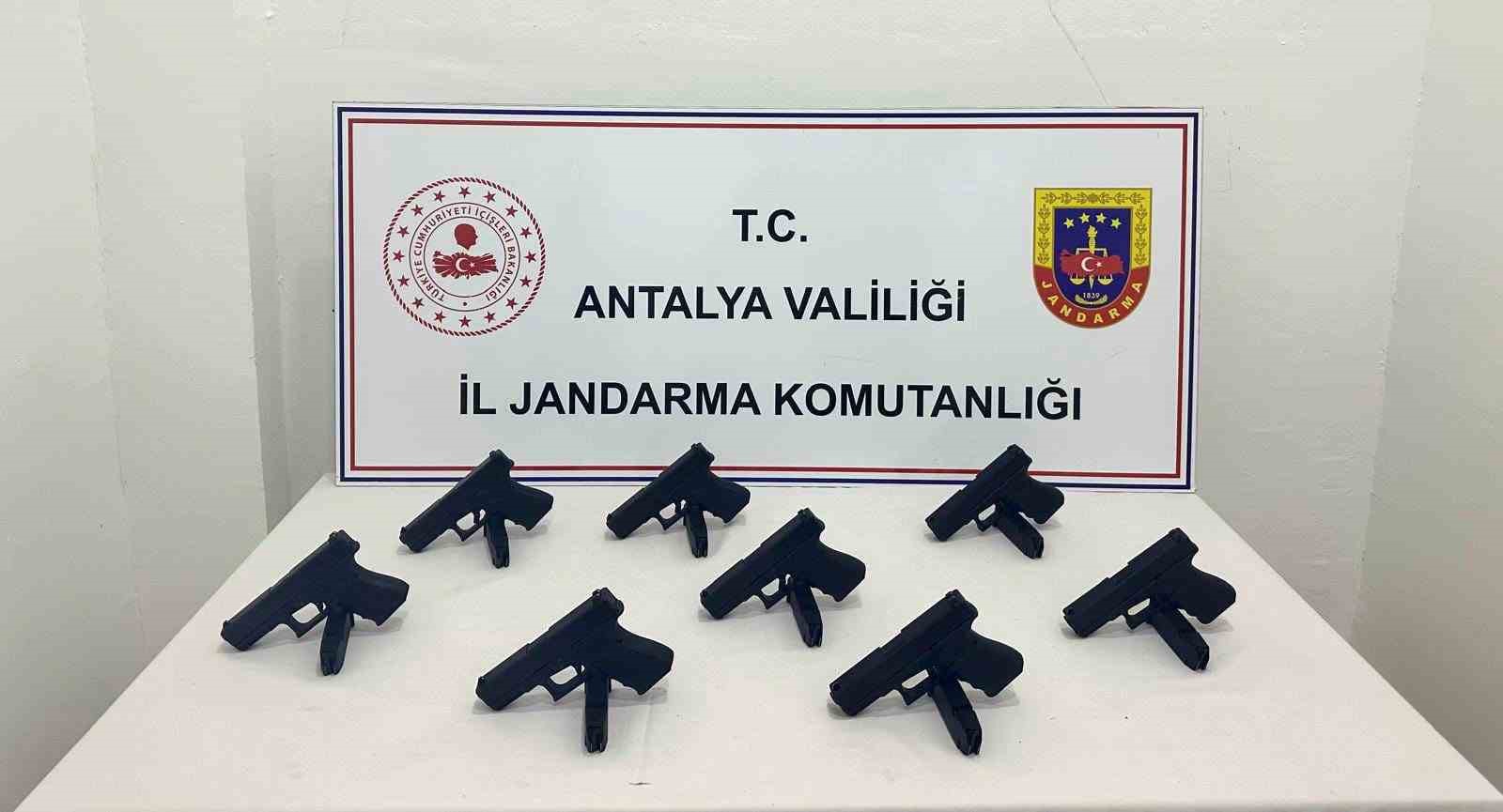 Antalya’da otomobilden 8 ruhsatsız tabanca çıktı