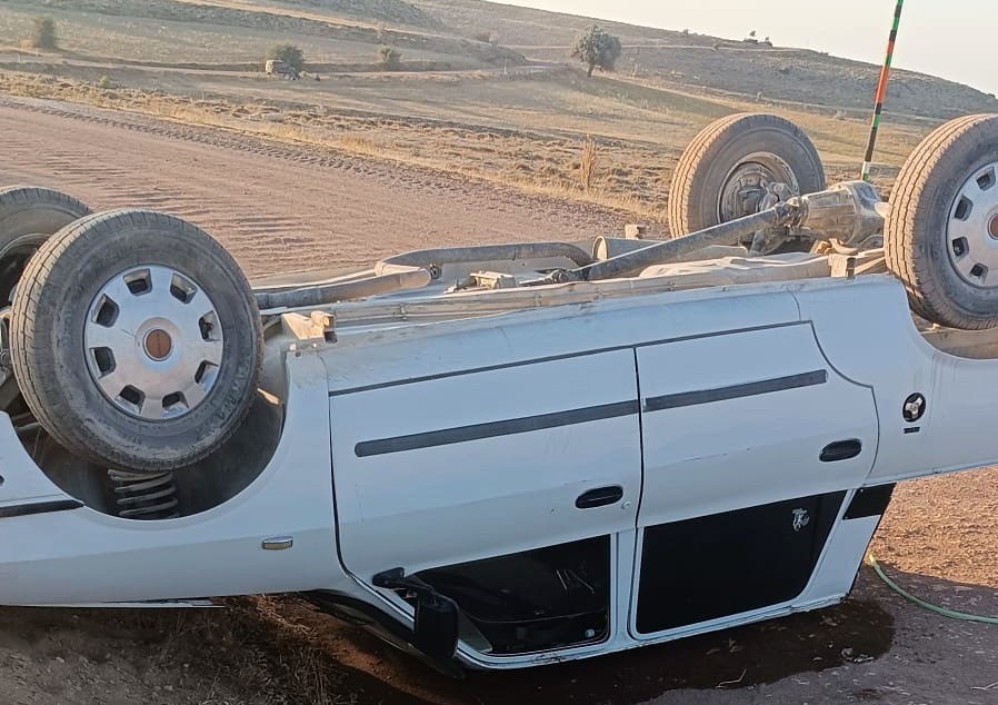 Karaman’da kontrolden çıkan pikap devrildi: 1 yaralı