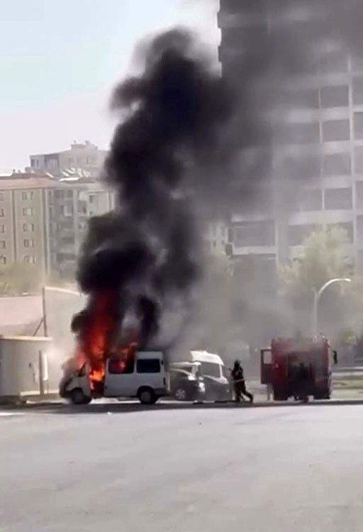 Diyarbakır’da park halindeki minibüs alev aldı