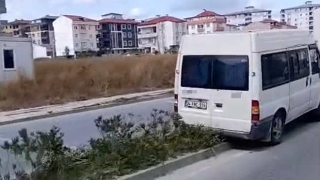 Bir hafta i&ccedil;inde aynı yerde ikinci kaza: Elektrik direğine &ccedil;arptı
