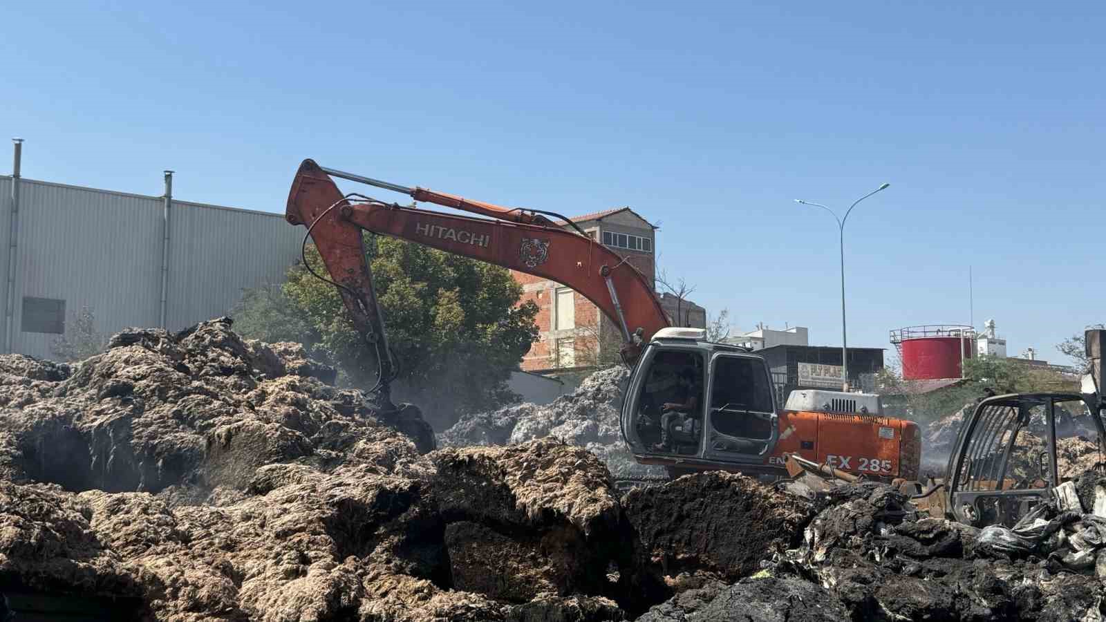 Yanan fabrika havadan g&ouml;r&uuml;nt&uuml;lendi: Dev fabrikadan geriye y&ouml;netim binası kaldı

