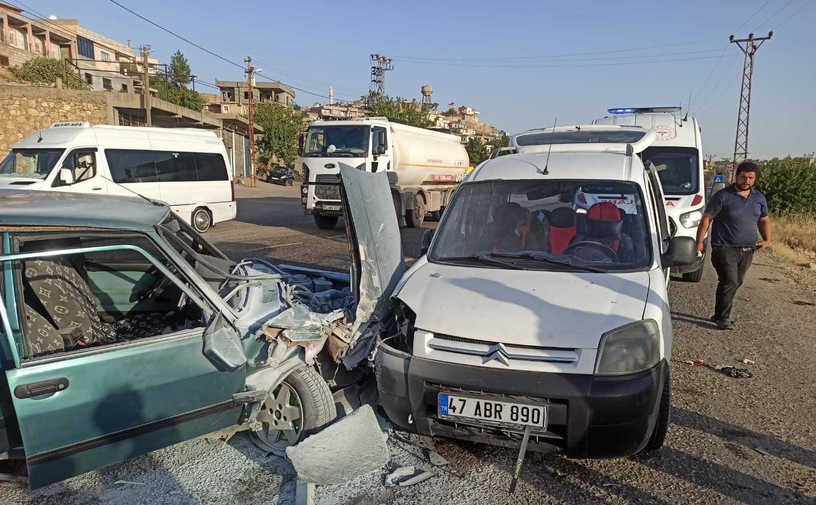 Fiat Tofaş, hafif ticari araçla çarpışarak hurdaya döndü: 3 yaralı
