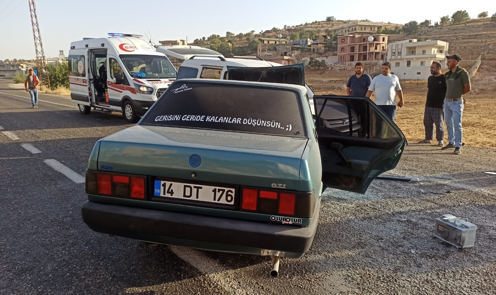 Fiat Tofaş, hafif ticari araçla çarpışarak hurdaya döndü: 3 yaralı
