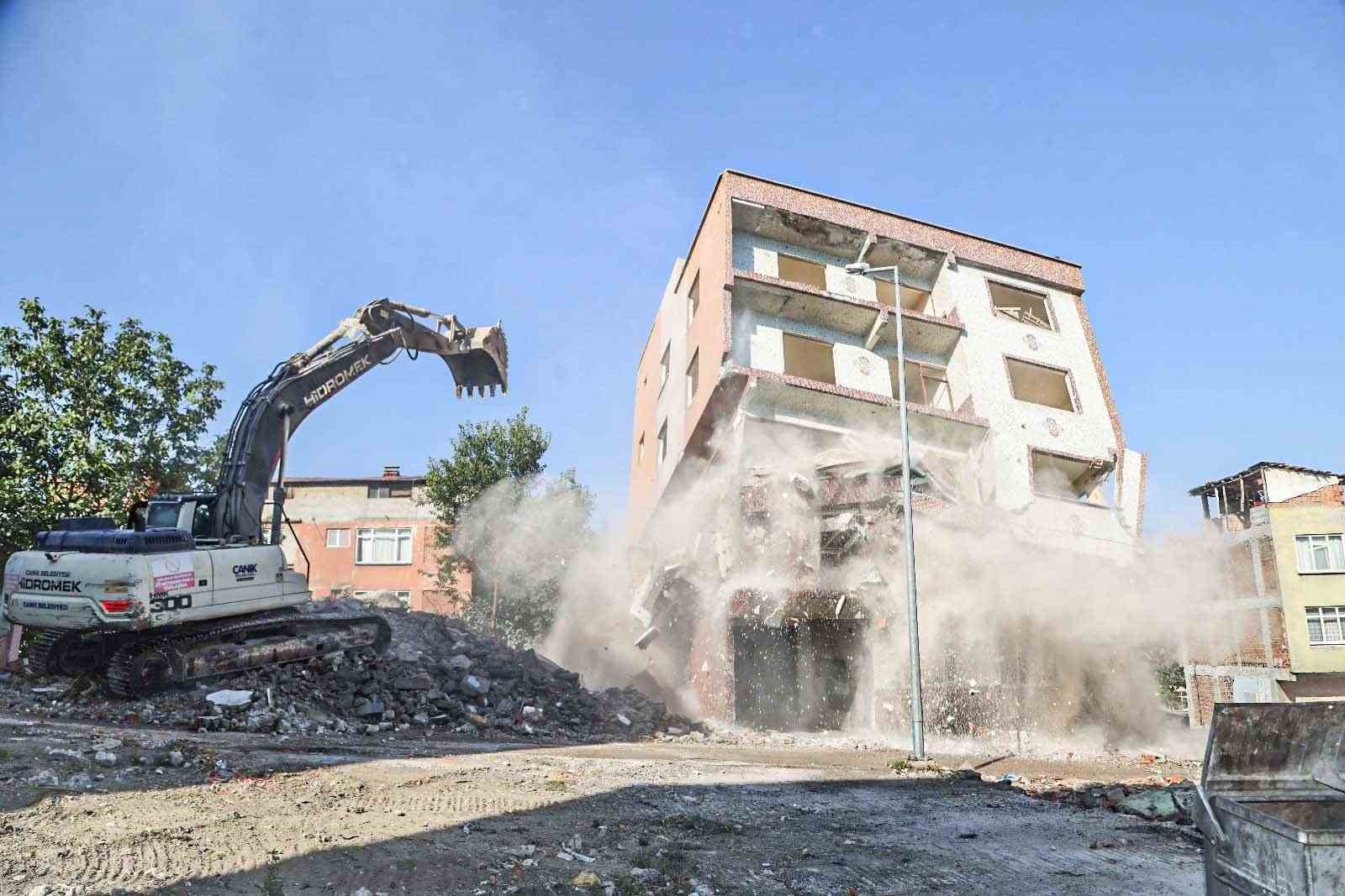 Canik’te depreme dayanıksız 741 bina yıkılıyor