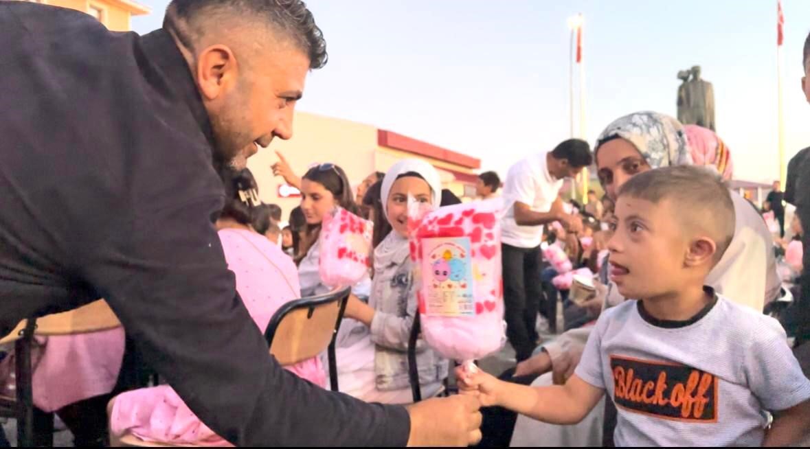 Hayırsever iş insanı Kaya’da 3 bin çocuğa pamuk şekeri ikramı