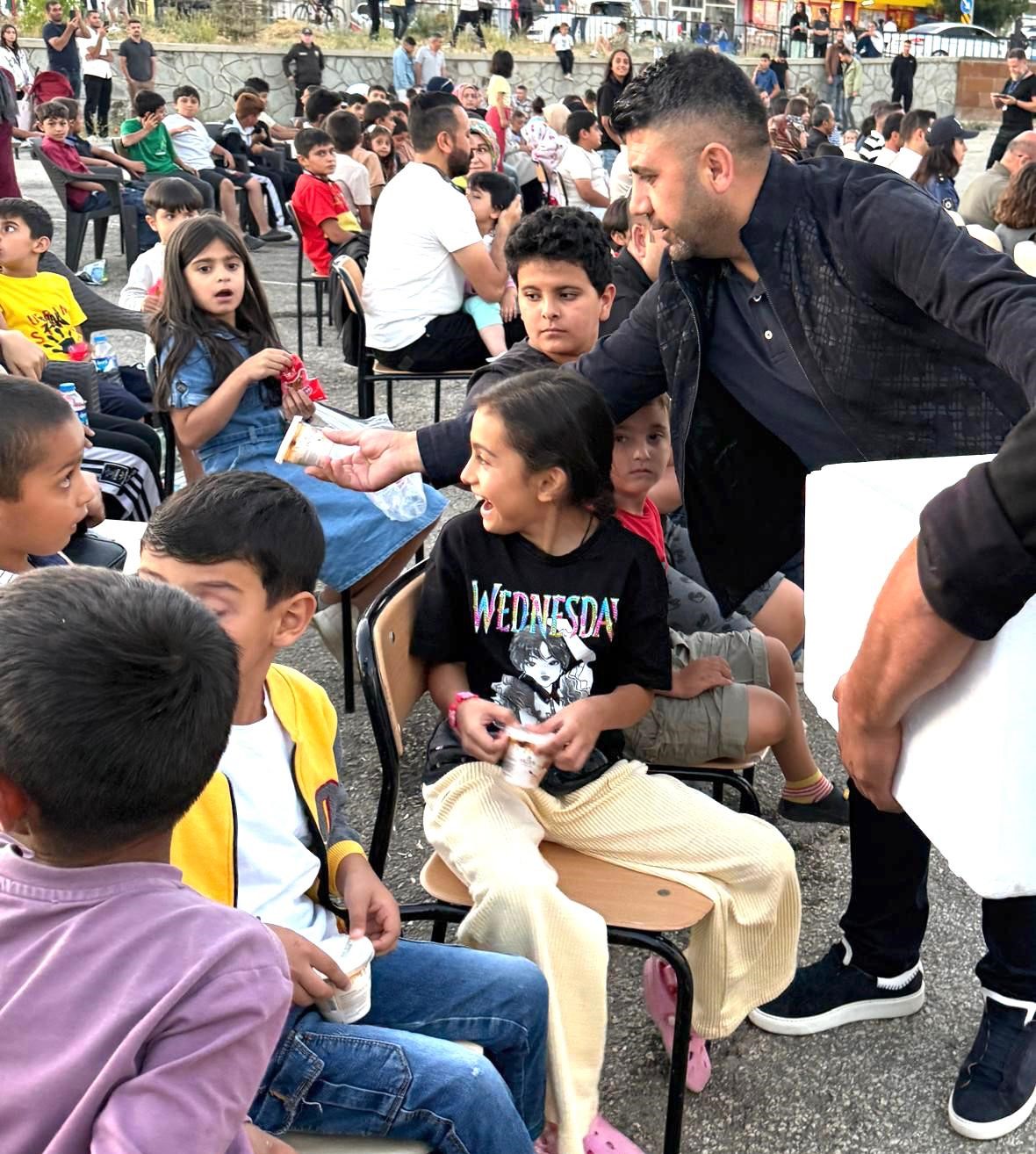 Hayırsever iş insanı Kaya&rsquo;da 3 bin &ccedil;ocuğa pamuk şekeri ikramı
