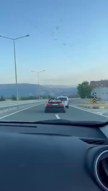 Sürekli şerit değiştirip trafiği tehlikeye attılar