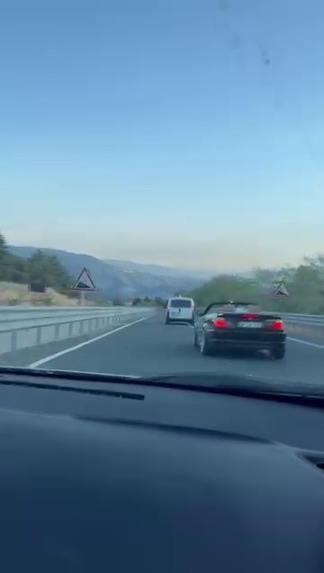 S&uuml;rekli şerit değiştirip trafiği tehlikeye attılar
