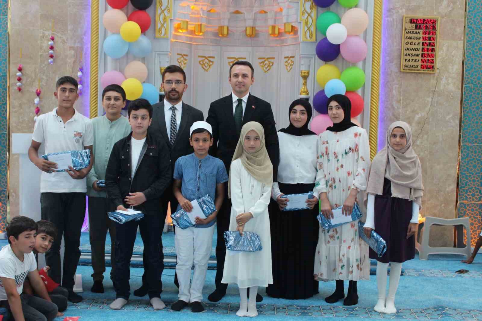 &Ccedil;aldıran&rsquo;da Yaz Kur&rsquo;an Kursları sona erdi: Başarılı &ouml;ğrencilere &ouml;d&uuml;llerini kaymakam ve m&uuml;ft&uuml; takdim etti
