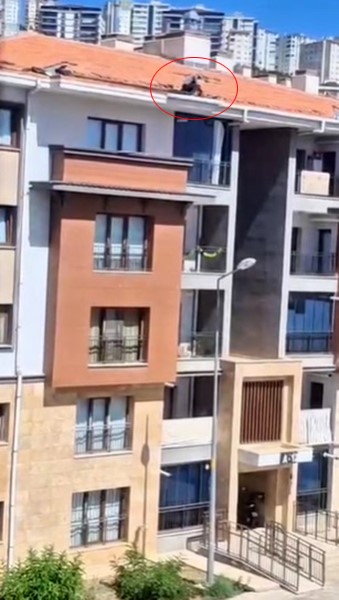 Elazığ’da çatıda tehlikeli çalışma