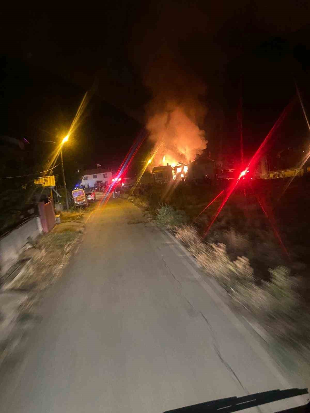 Tavşanlı Şapçı köyünde yangında 2 ev ve 2 samanlık yandı