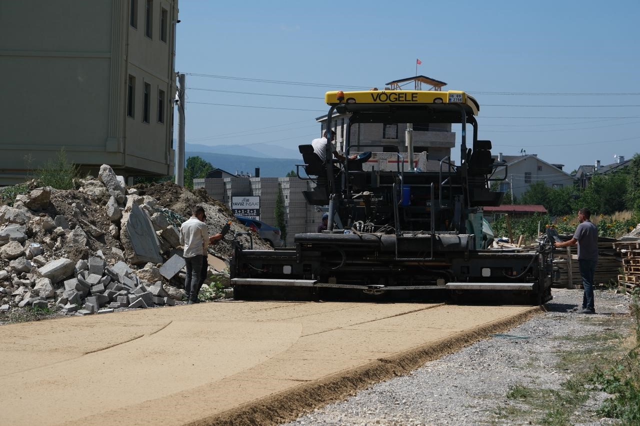 Bolu Belediyesi ekipleri şehrin d&ouml;rt bir yanında &ccedil;alışıyor
