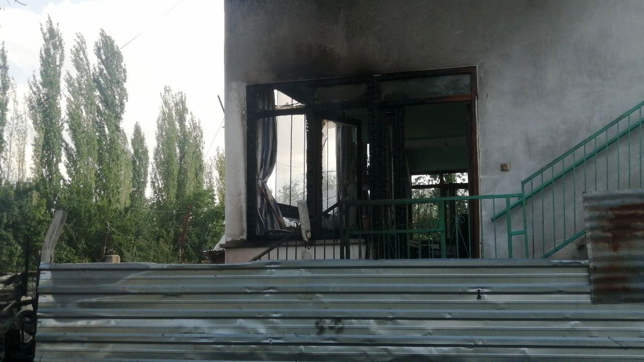 Yangını uzaktan fark eden vatandaş, müstakil evin tamamen yanmasını önledi