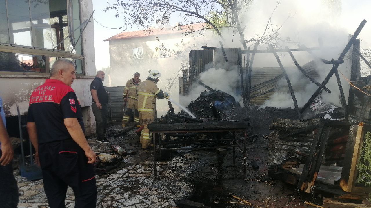 Yangını uzaktan fark eden vatandaş, m&uuml;stakil evin tamamen yanmasını &ouml;nledi
