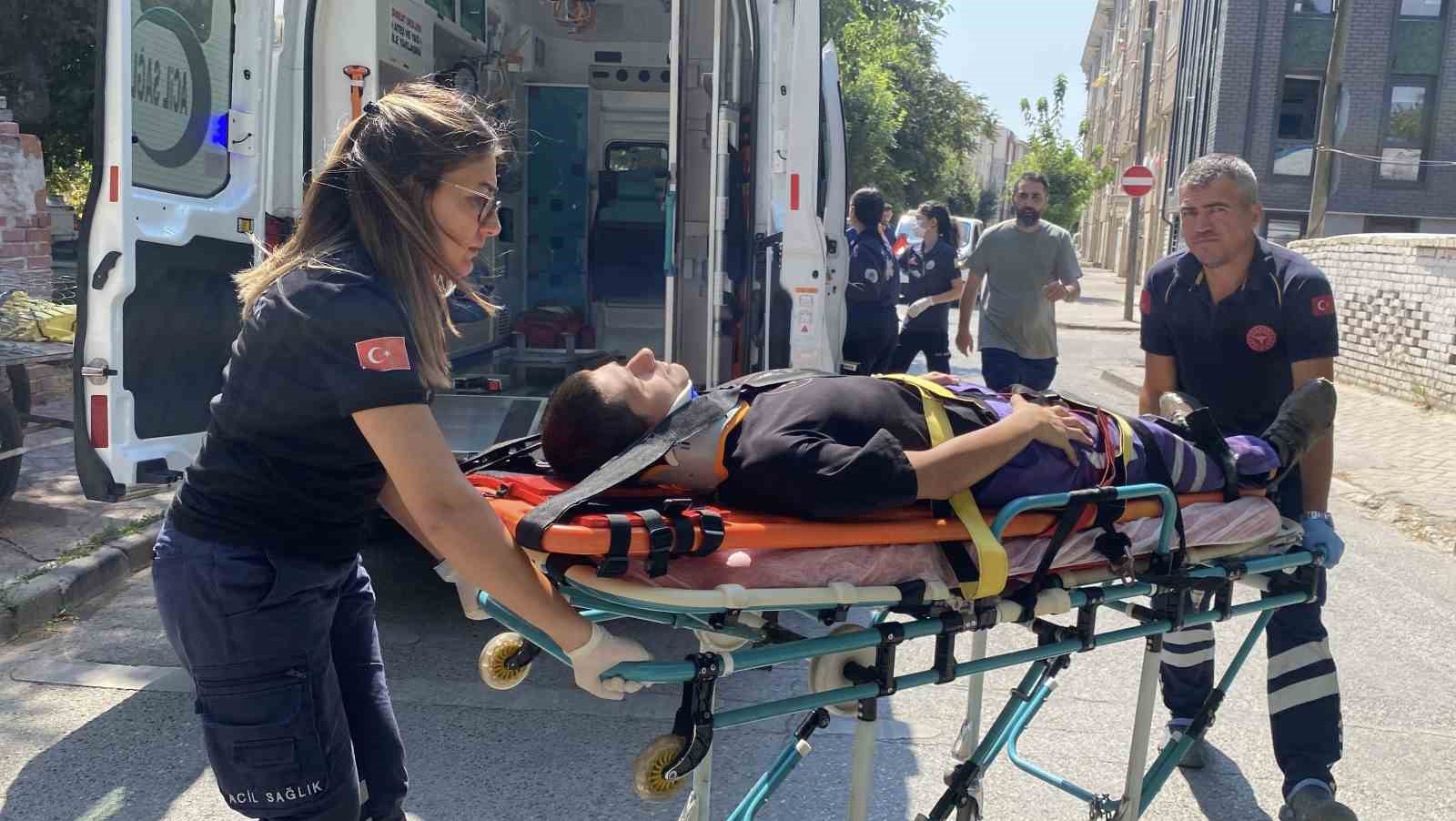 Otomobille &ccedil;arpışan motosikletli kurye yaralandı
