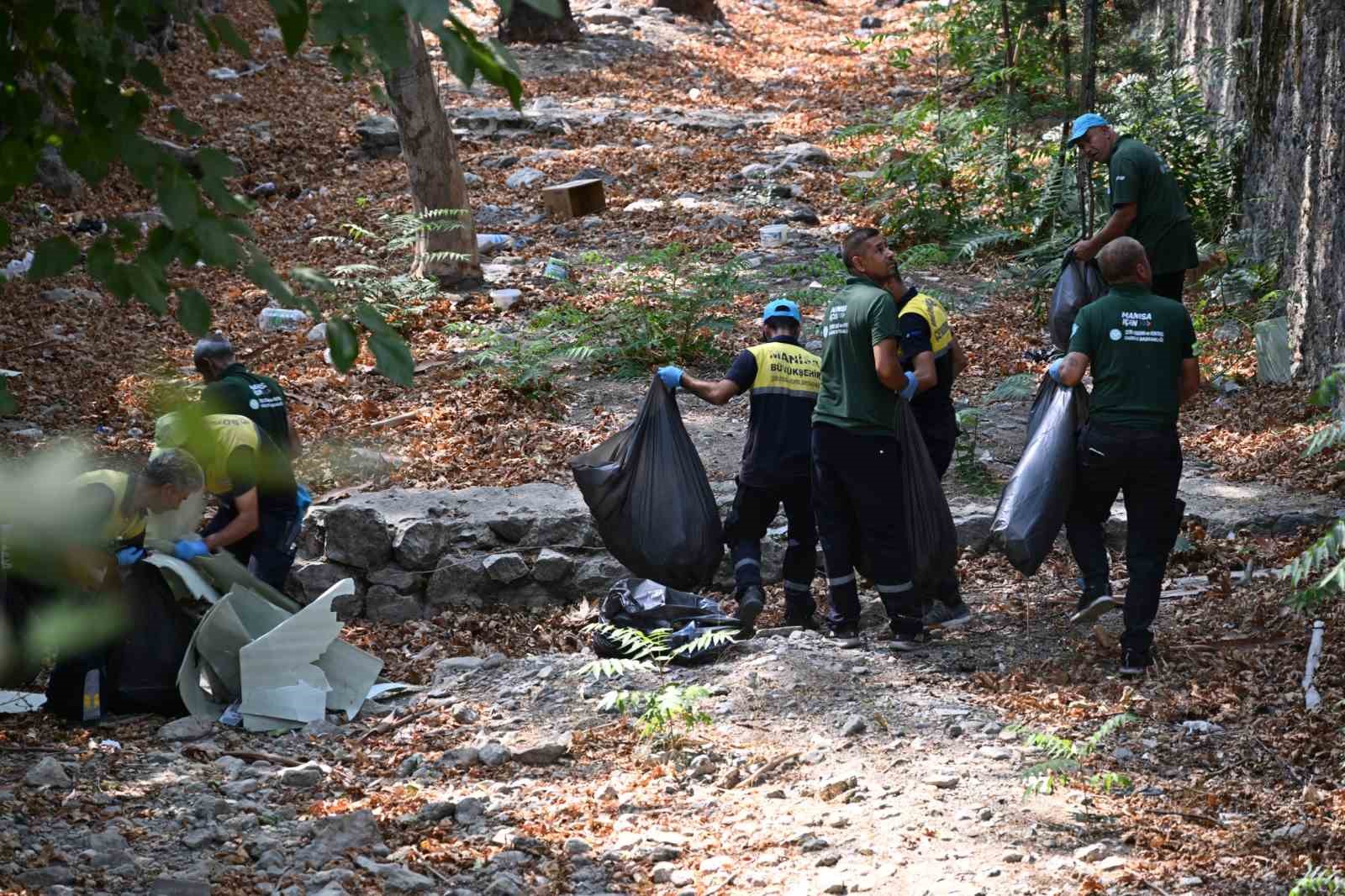 Manisa Büyükşehir Çaybaşı Deresi’nin rutin temizliğini tamamladı