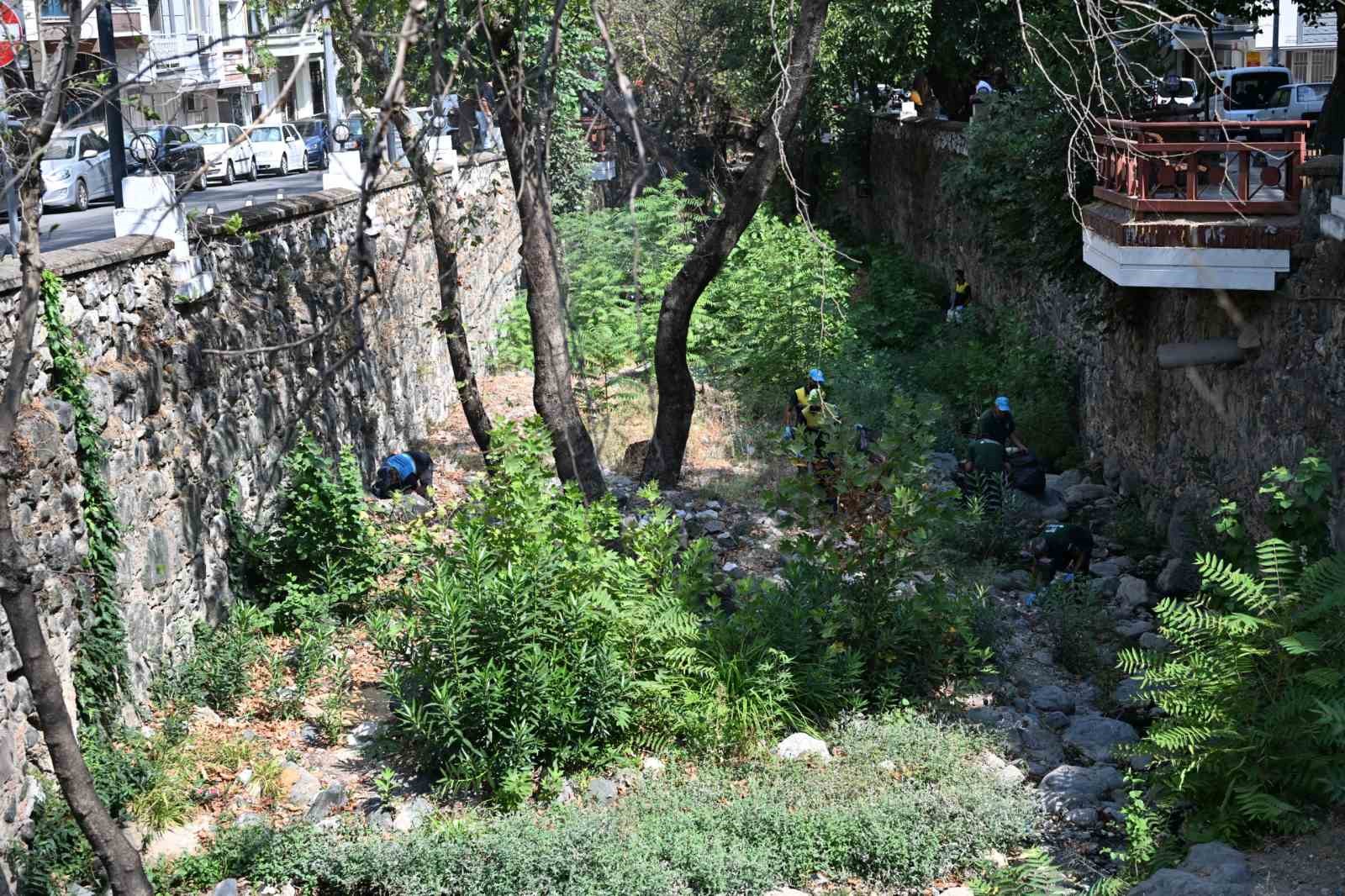 Manisa B&uuml;y&uuml;kşehir &Ccedil;aybaşı Deresi&rsquo;nin rutin temizliğini tamamladı
