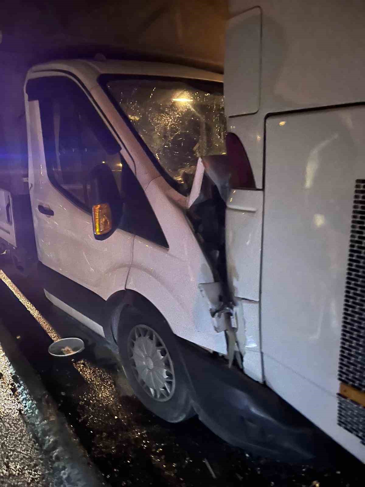 Kamyonet ve yolcu otobüsünün çarpışmasında 7 kişi yaralandı