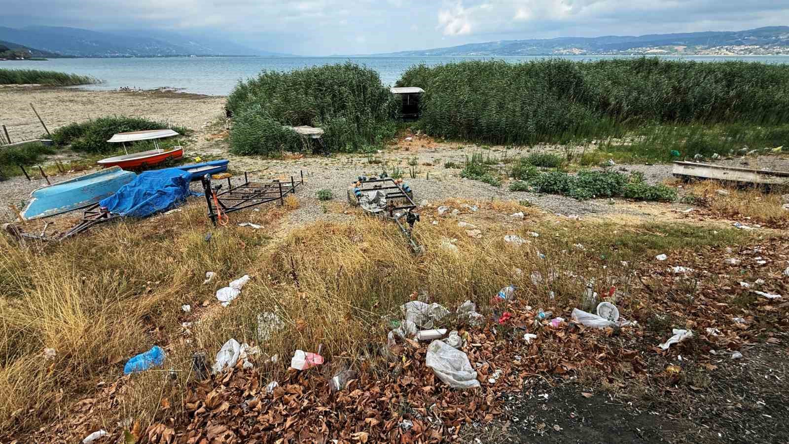 Arifiye G&ouml;lbaşı Park&rsquo;ta &ccedil;evre rezaleti: Piknik alanı &ccedil;&ouml;pl&uuml;ğe d&ouml;nd&uuml;
