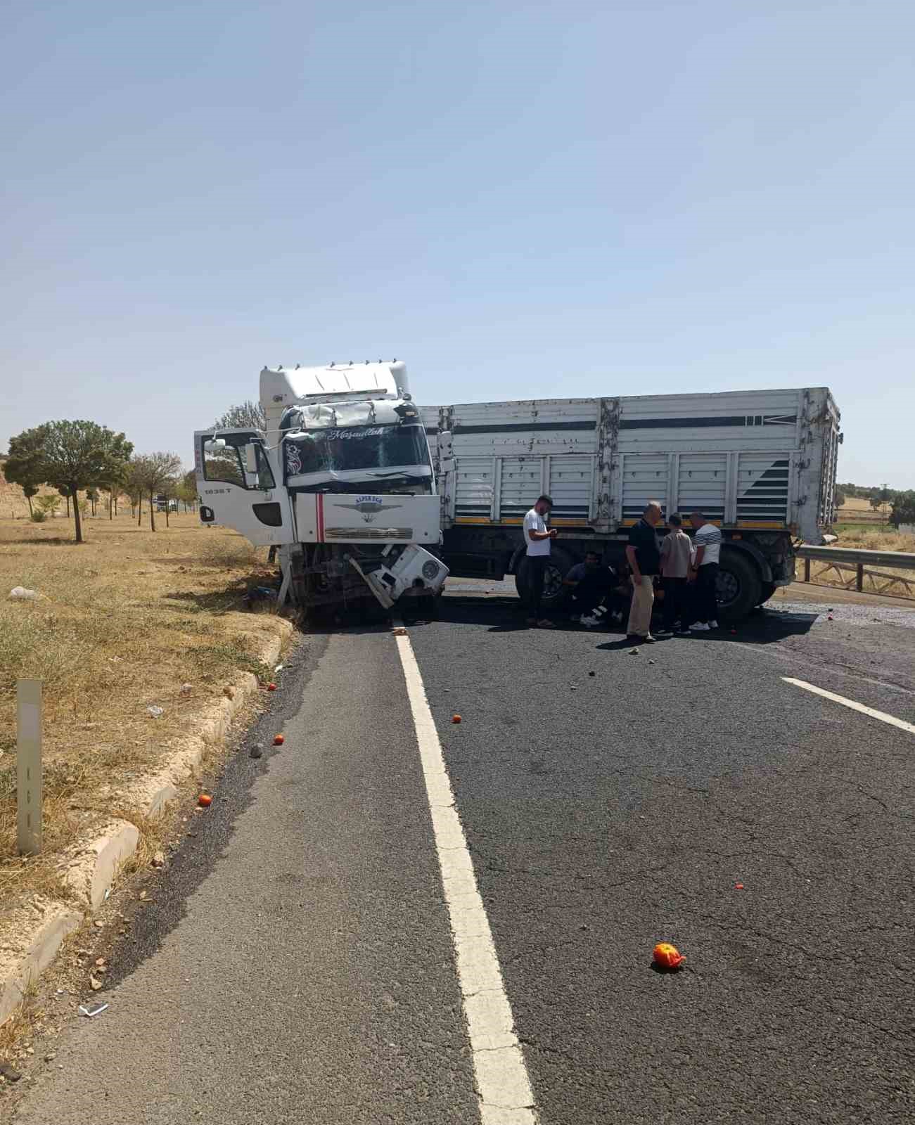 Mardin’de tır ile otomobil çarpıştı: 2 yaralı