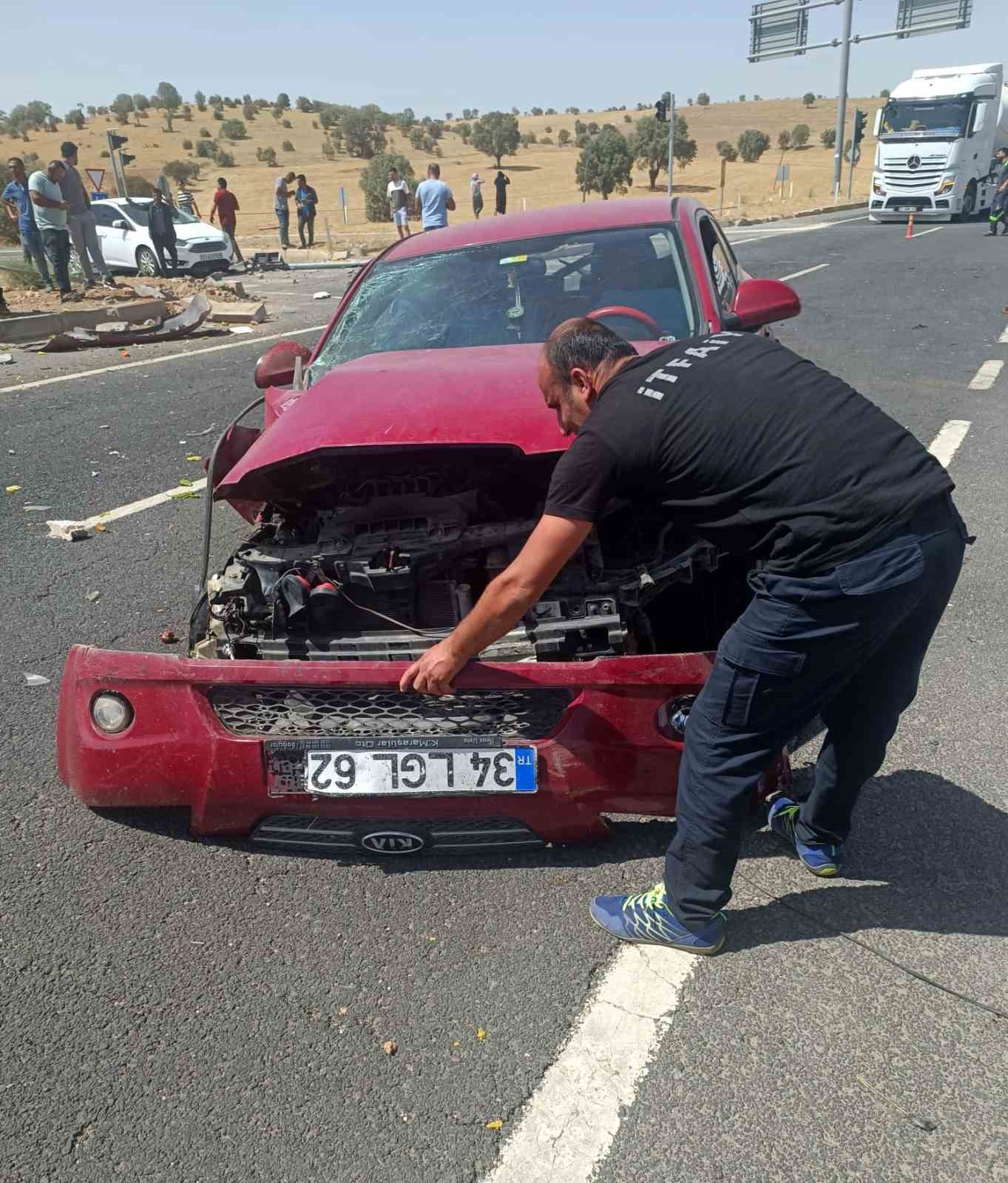 Mardin&rsquo;de tır ile otomobil &ccedil;arpıştı: 2 yaralı
