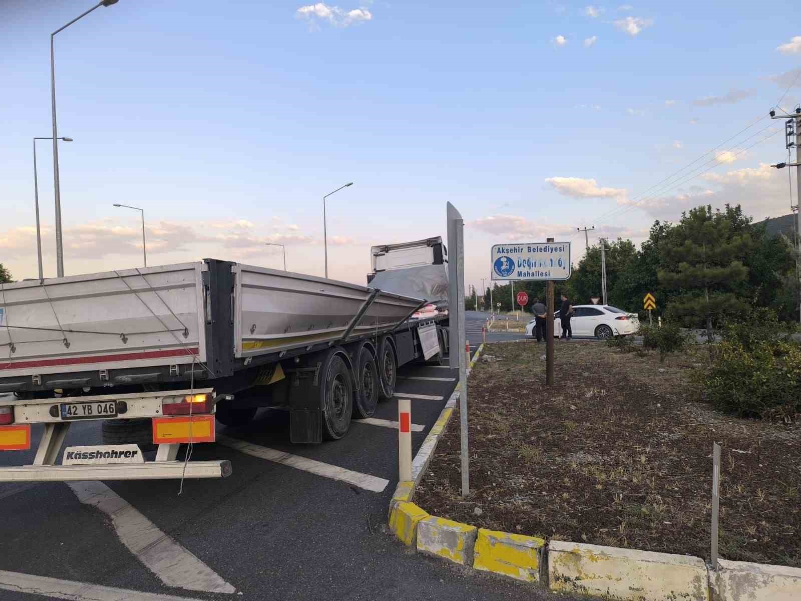 Tırın lastiği patladı un &ccedil;uvalları yola savruldu
