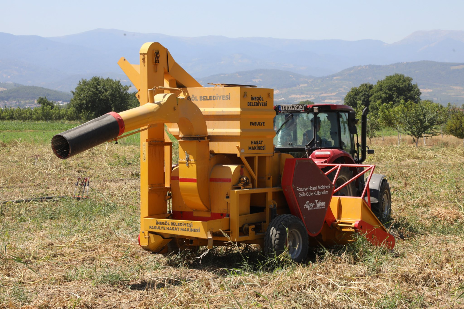 Kuru fasulye hasat makinesi İneg&ouml;l tarlalarında mesaiye başladı
