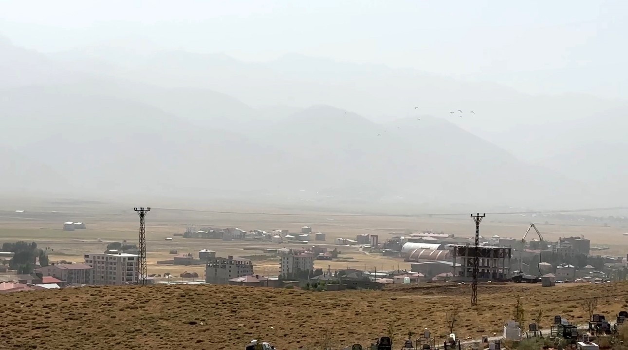 Yüksekova’da toz taşınımı etkili oldu