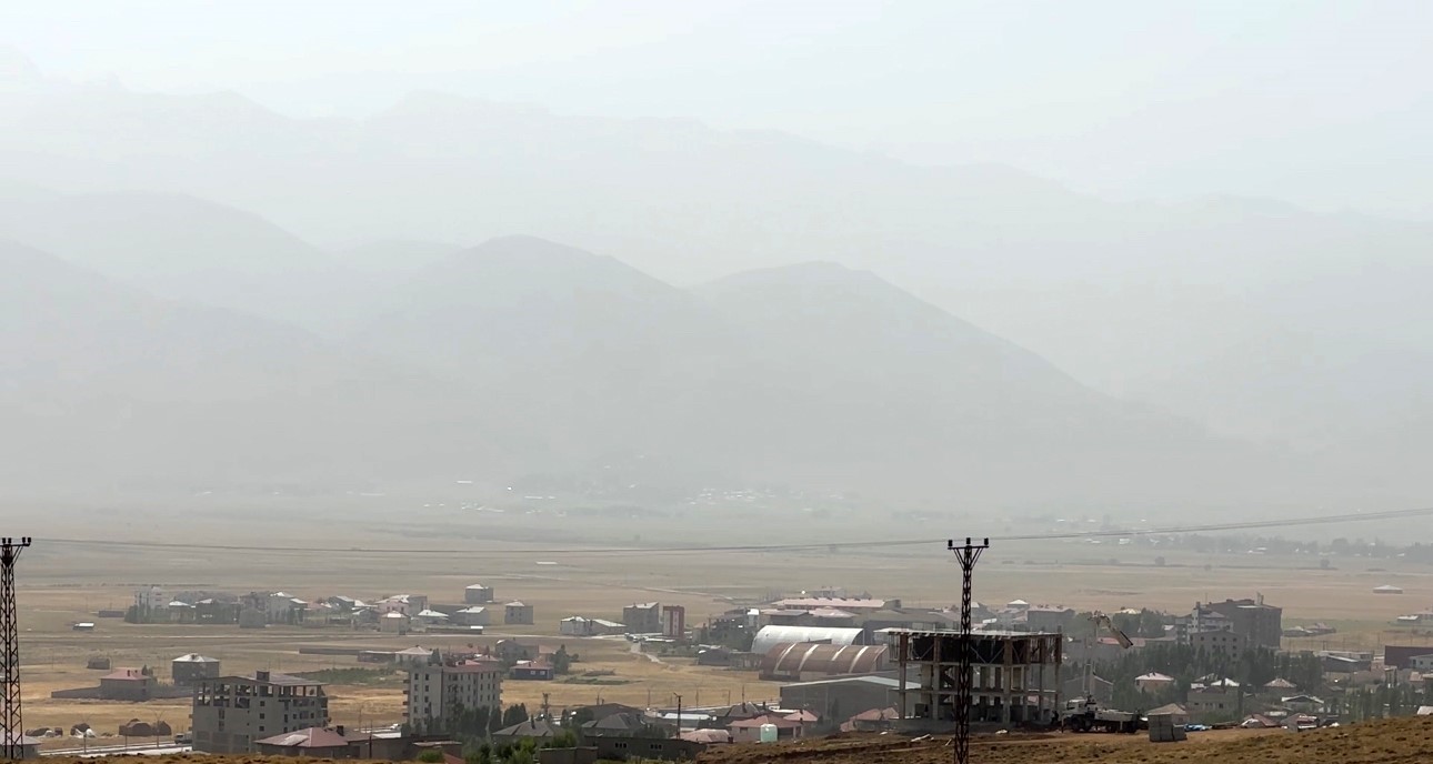 Y&uuml;ksekova&rsquo;da toz taşınımı etkili oldu
