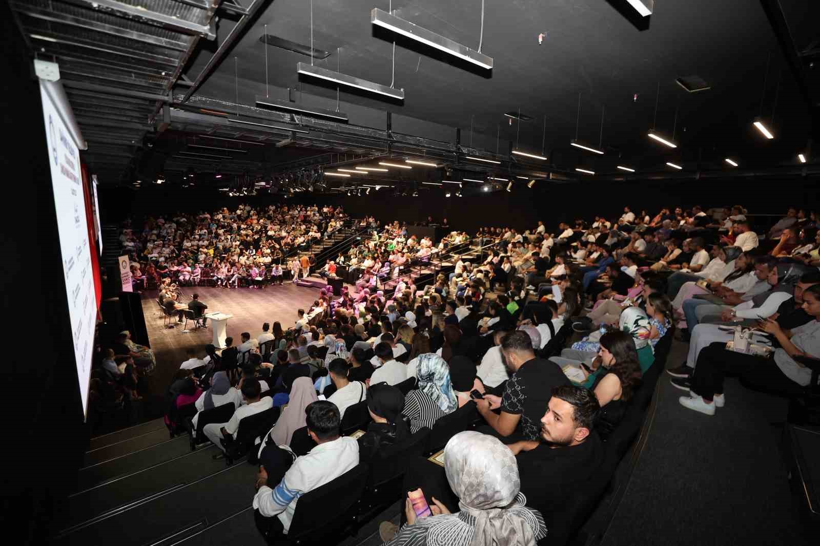 Evlilik okulunu tamamlayan 481 &ccedil;ift sertifikalarını aldı
