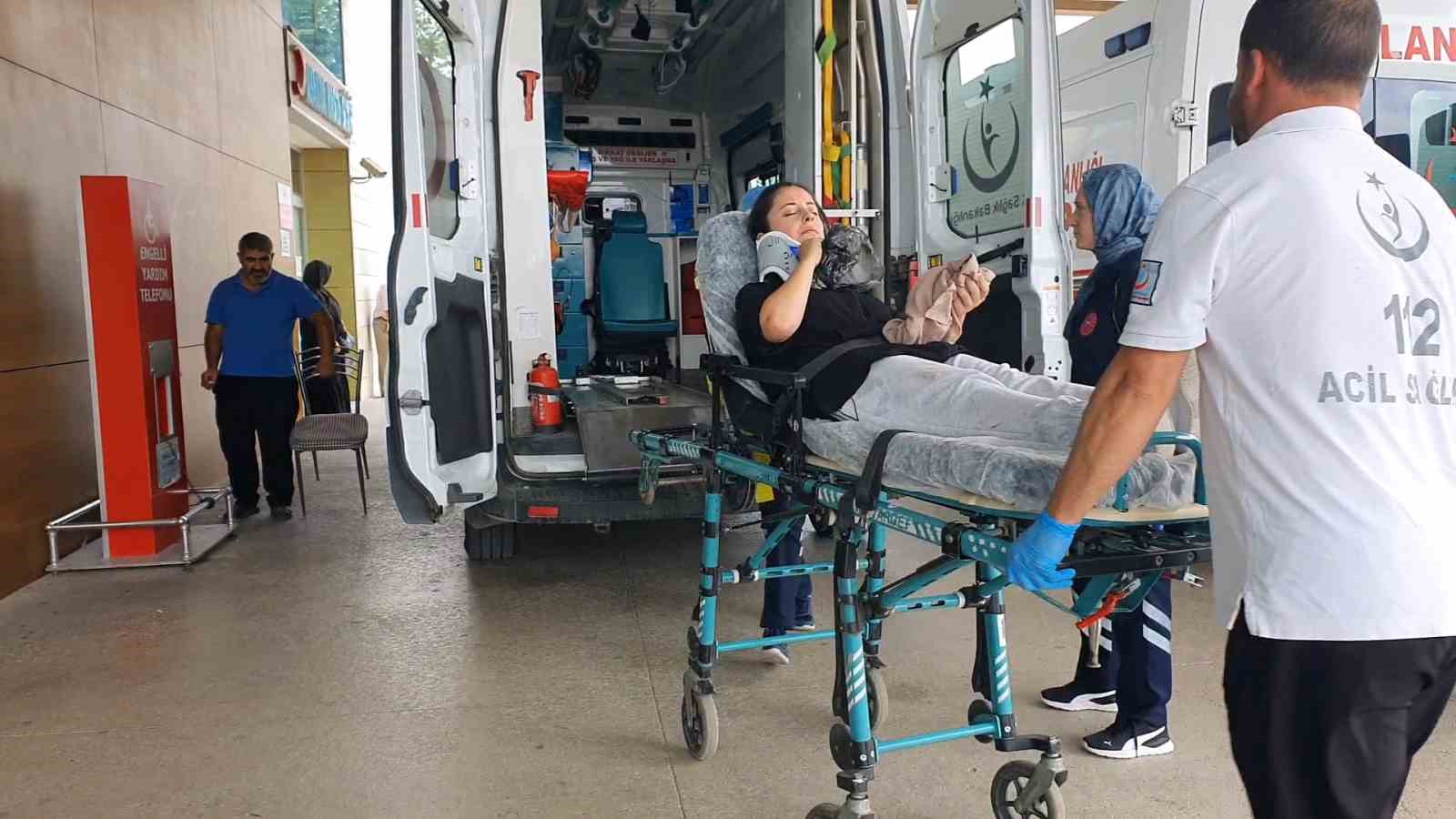 Kontrolden &ccedil;ıkan ara&ccedil; taklalar attı, 2 kişi yaralandı
