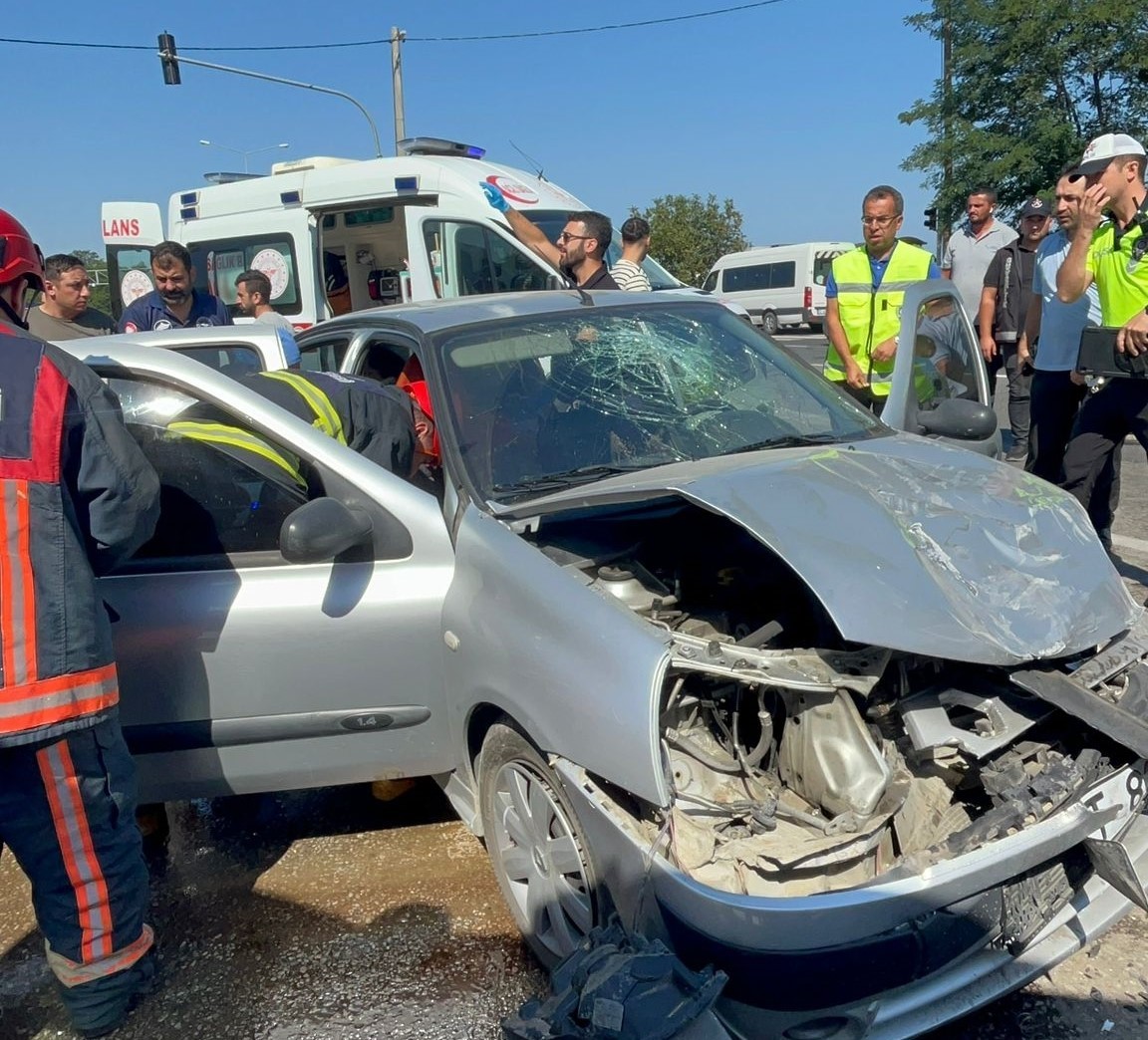 Ordu&rsquo;da otomobil ile kamyonet &ccedil;arpıştı: 5 yaralı

