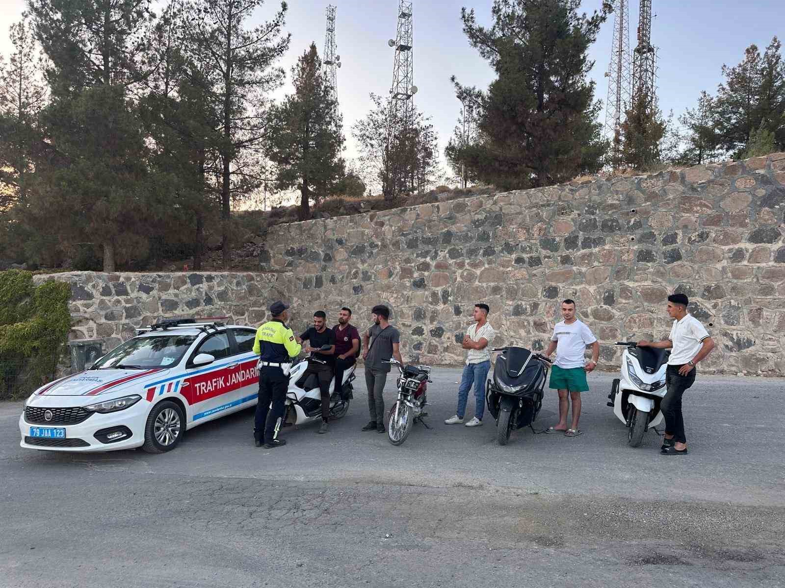 Kilis&rsquo;te jandarmadan motosiklet s&uuml;r&uuml;c&uuml;lerine eğitim ve denetim
