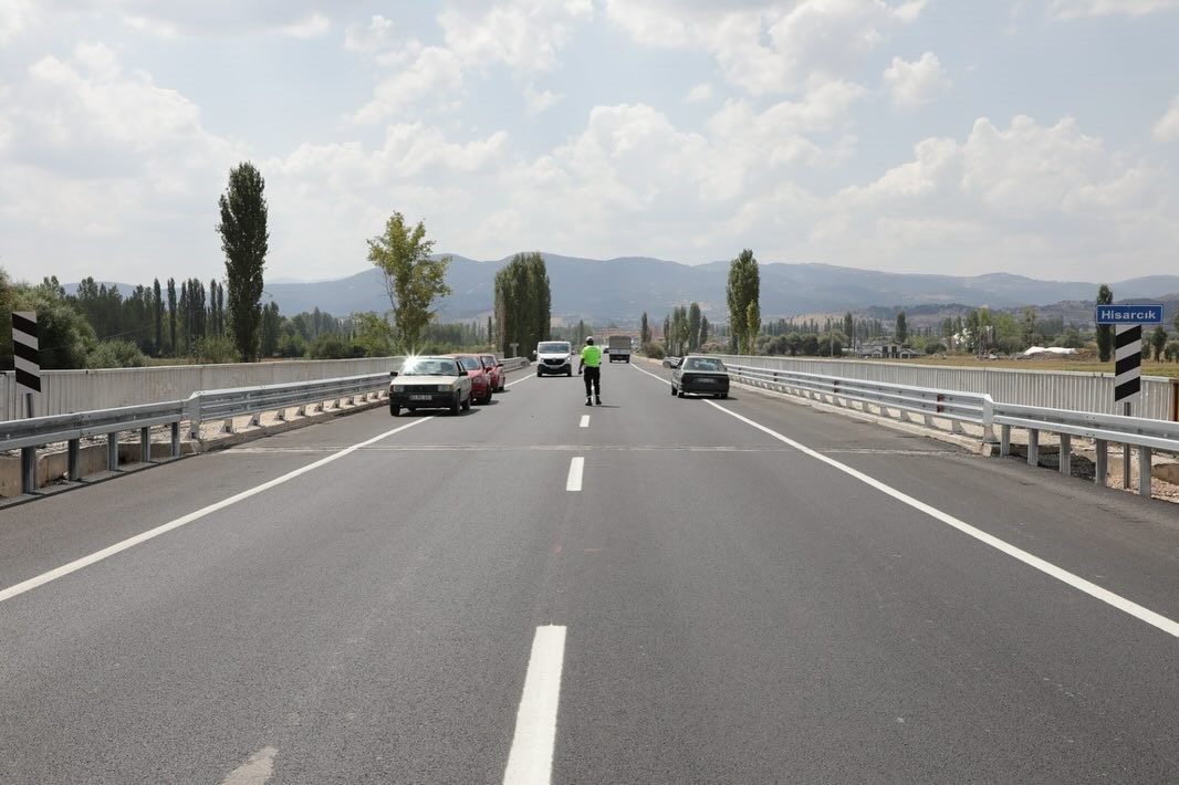 Vali Musa Işın, Hisarcık-Emet k&ouml;pr&uuml;s&uuml;nde incelemelerde bulundu
