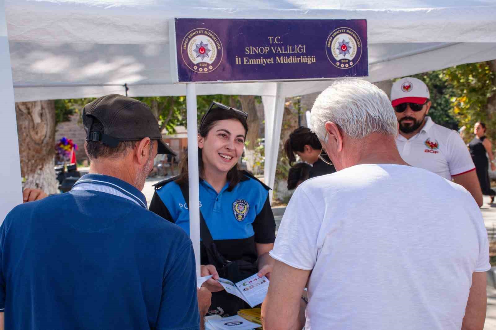 Sinop&rsquo;ta polis ekiplerinden halkı bilin&ccedil;lendirme &ccedil;alışması
