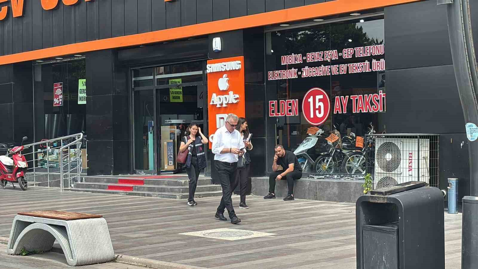 Bolu’da bir vatandaş peşin telefon satmayan işletmeye tepki gösterdi