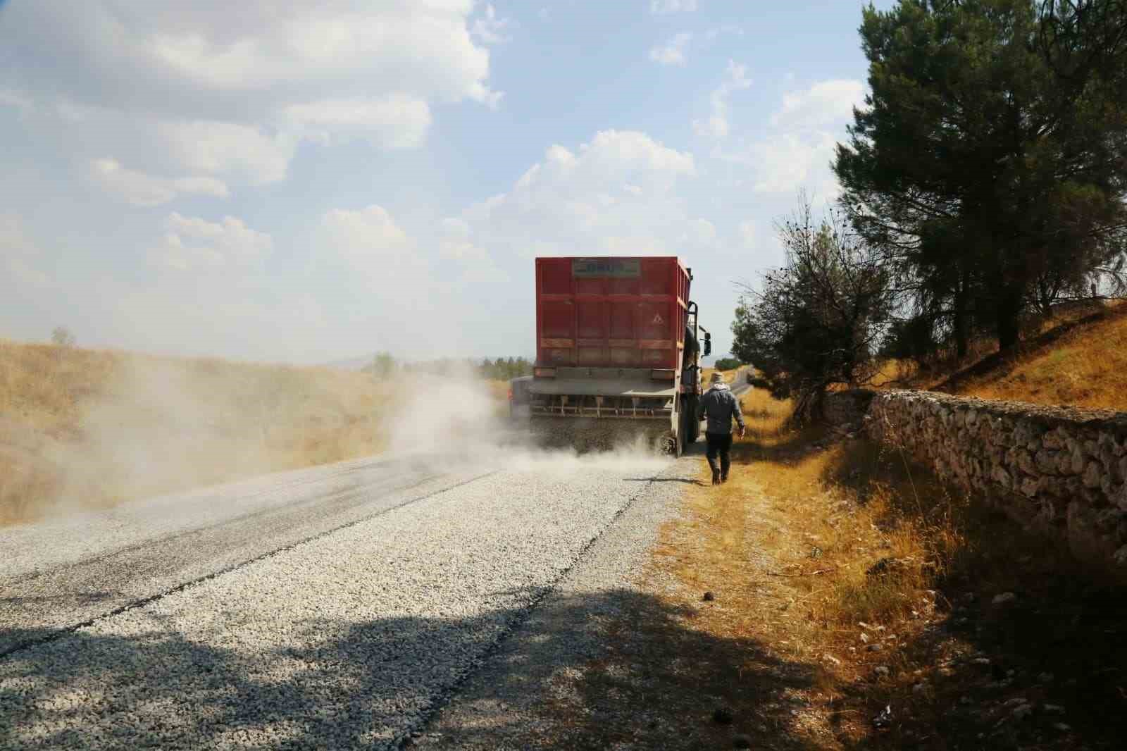 Uşak İl &Ouml;zel İdaresi yol &ccedil;alışmalarına hız kesmeden devam ediyor
