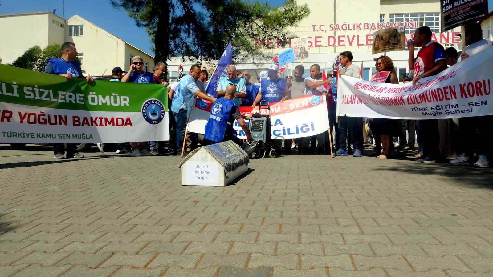 Muğla’da memurlar iş bırakıp tabutlu eylem yaptı