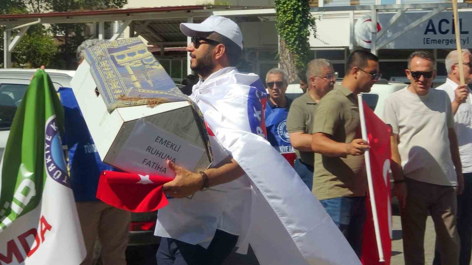 Muğla&rsquo;da memurlar iş bırakıp tabutlu eylem yaptı
