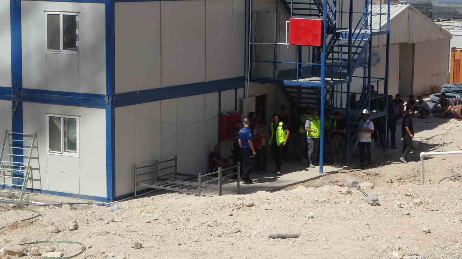 Malatya&rsquo;da şantiye iş&ccedil;ileri arasında taşlı sopalı kavga: 5 yaralı 