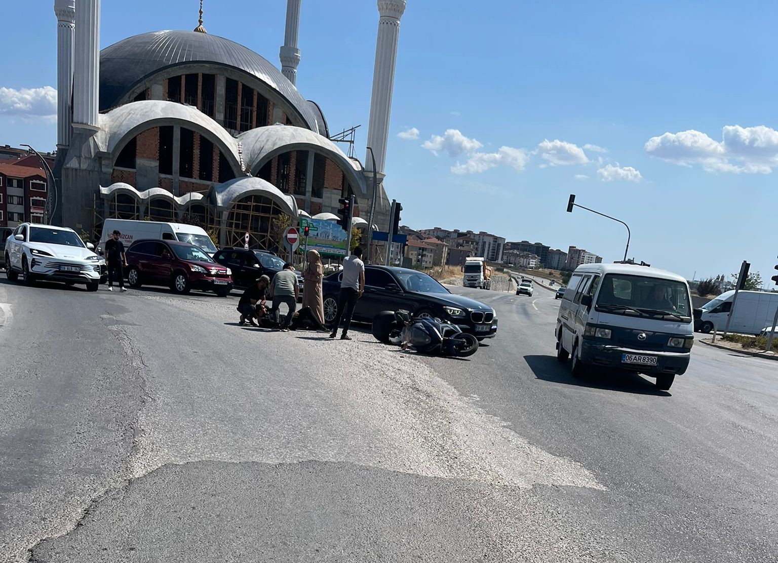 Otomobile &ccedil;arpmamak i&ccedil;in manevra yapan motosiklet devrildi: 1 yaralı
