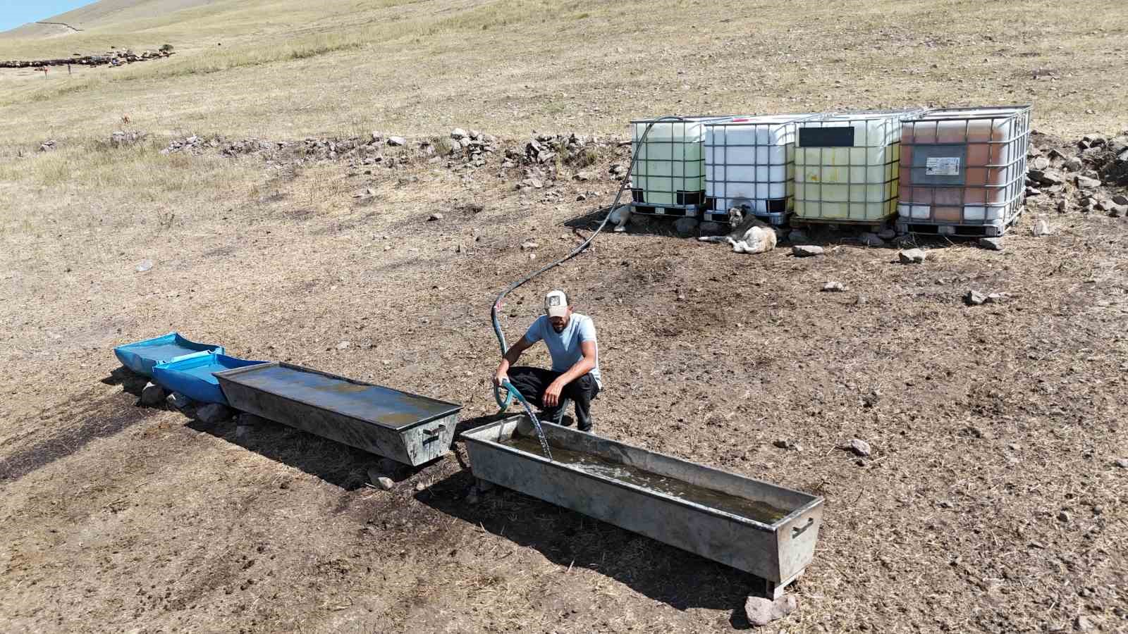 Iğdır&rsquo;da 2025 yılında eşek sırtında su taşıyorlar
