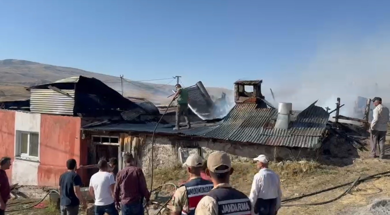 Kars’ta evde yangın paniğe neden oldu