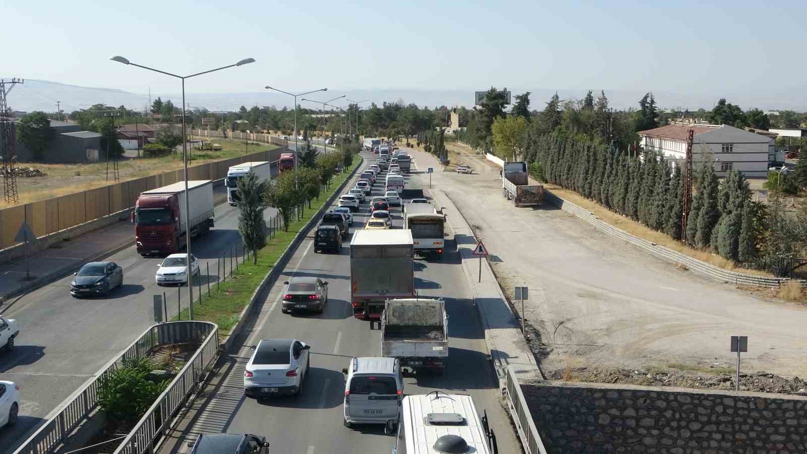 Malatya&rsquo;da 4 aracın karıştığı kaza trafiği fel&ccedil; etti
