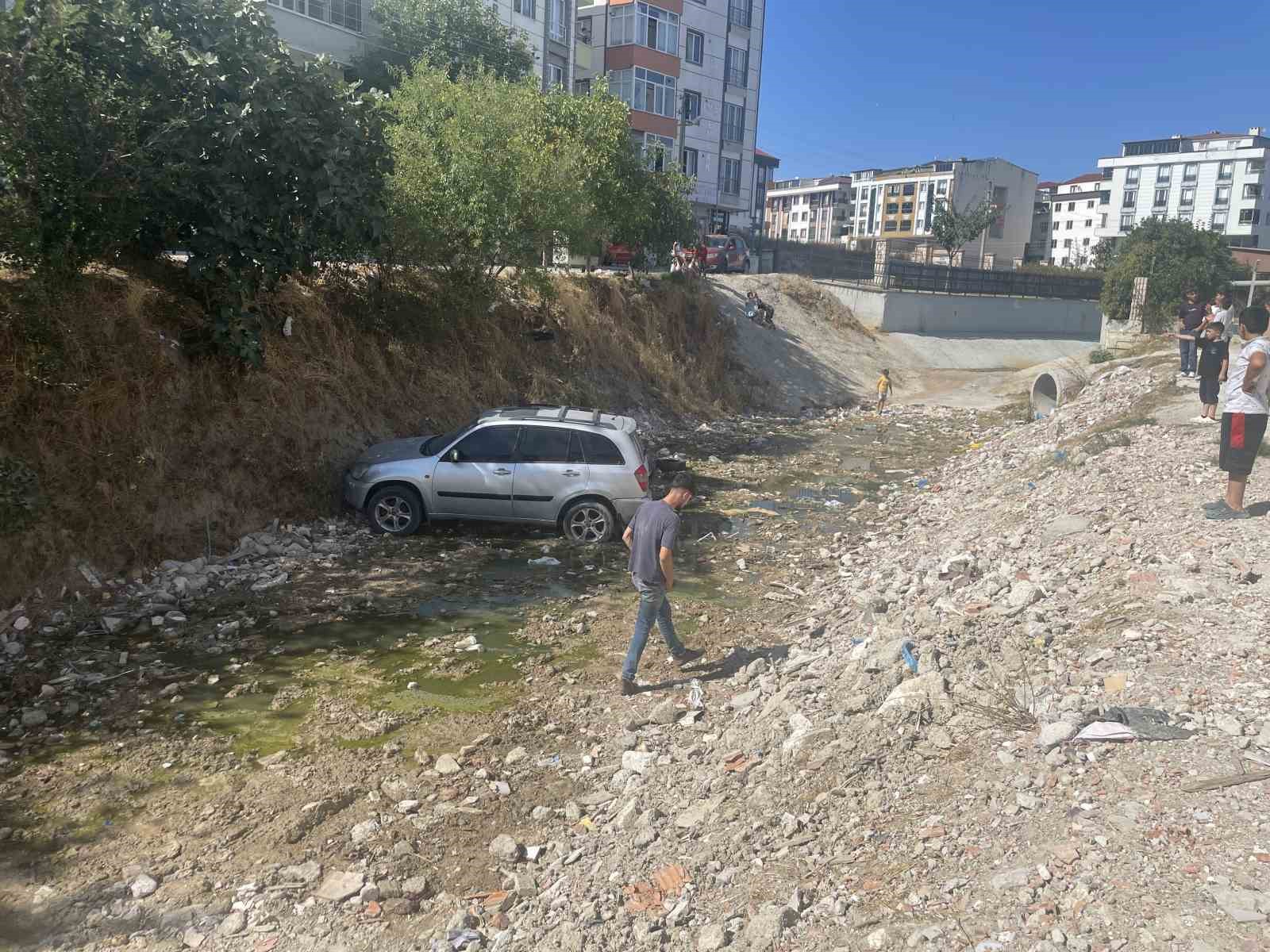 &Ccedil;ocukların el frenini indirdiği otomobil dereye u&ccedil;tu
