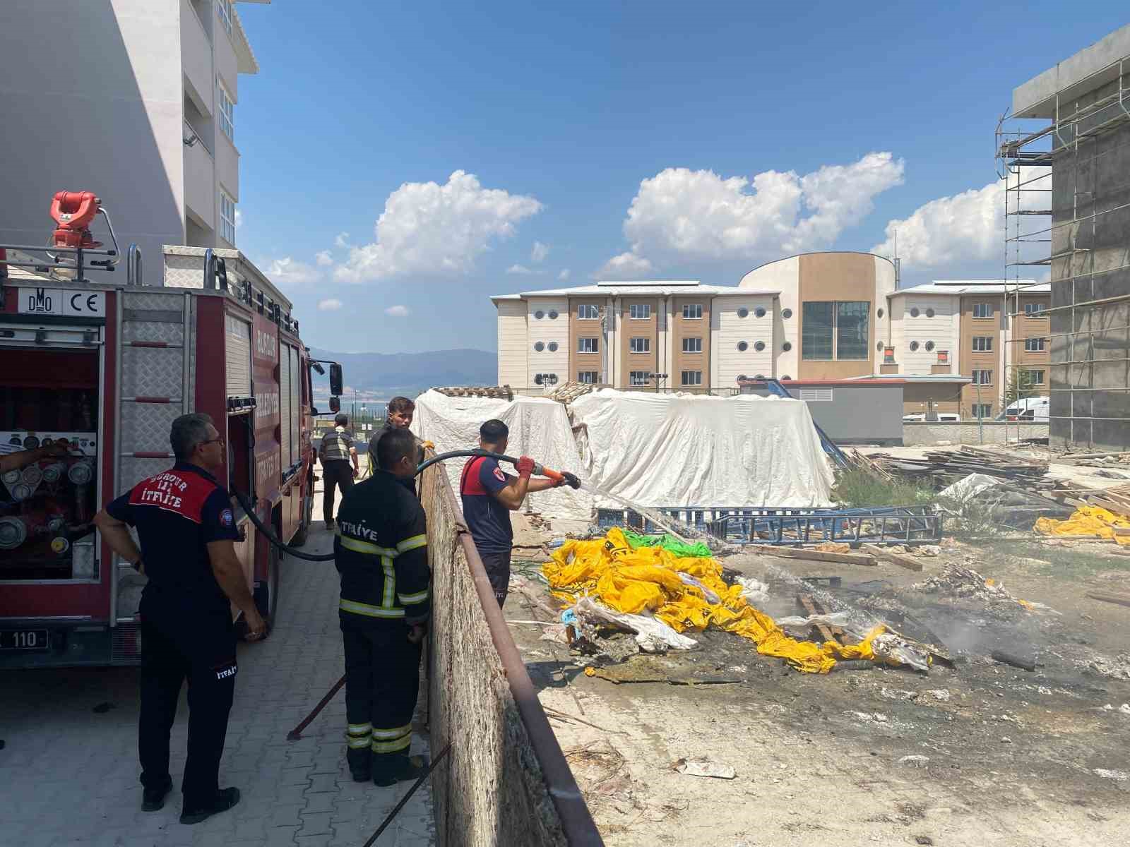 Okul inşaatında yakılan ateş ekipleri harekete geçirdi